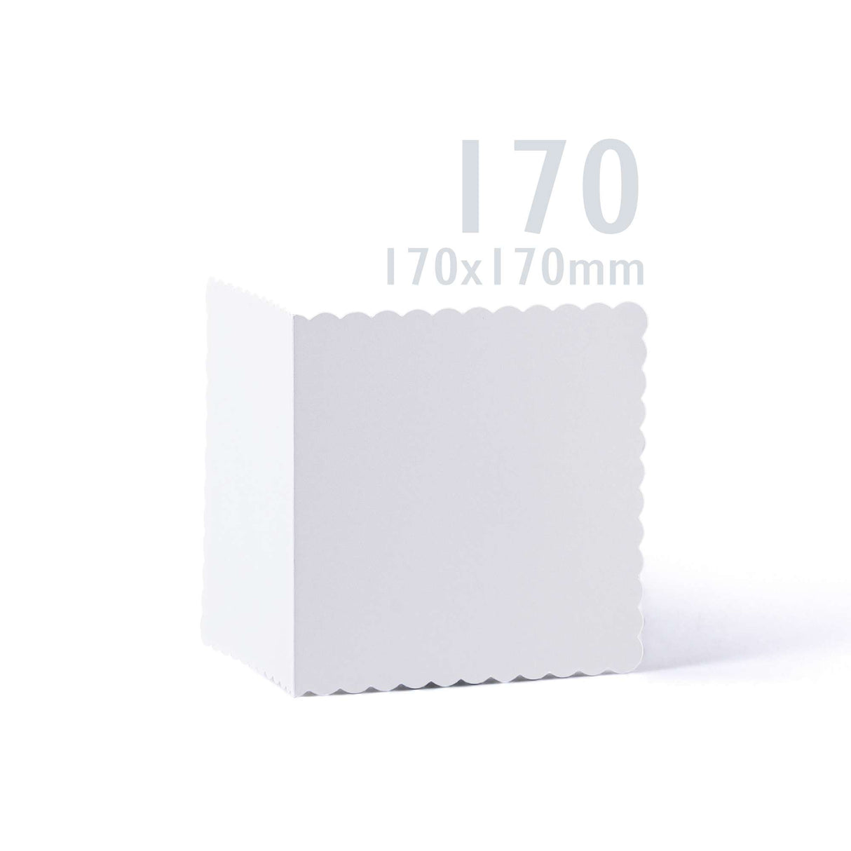 Zestaw białych kartek i kopert z falowanym brzegiem