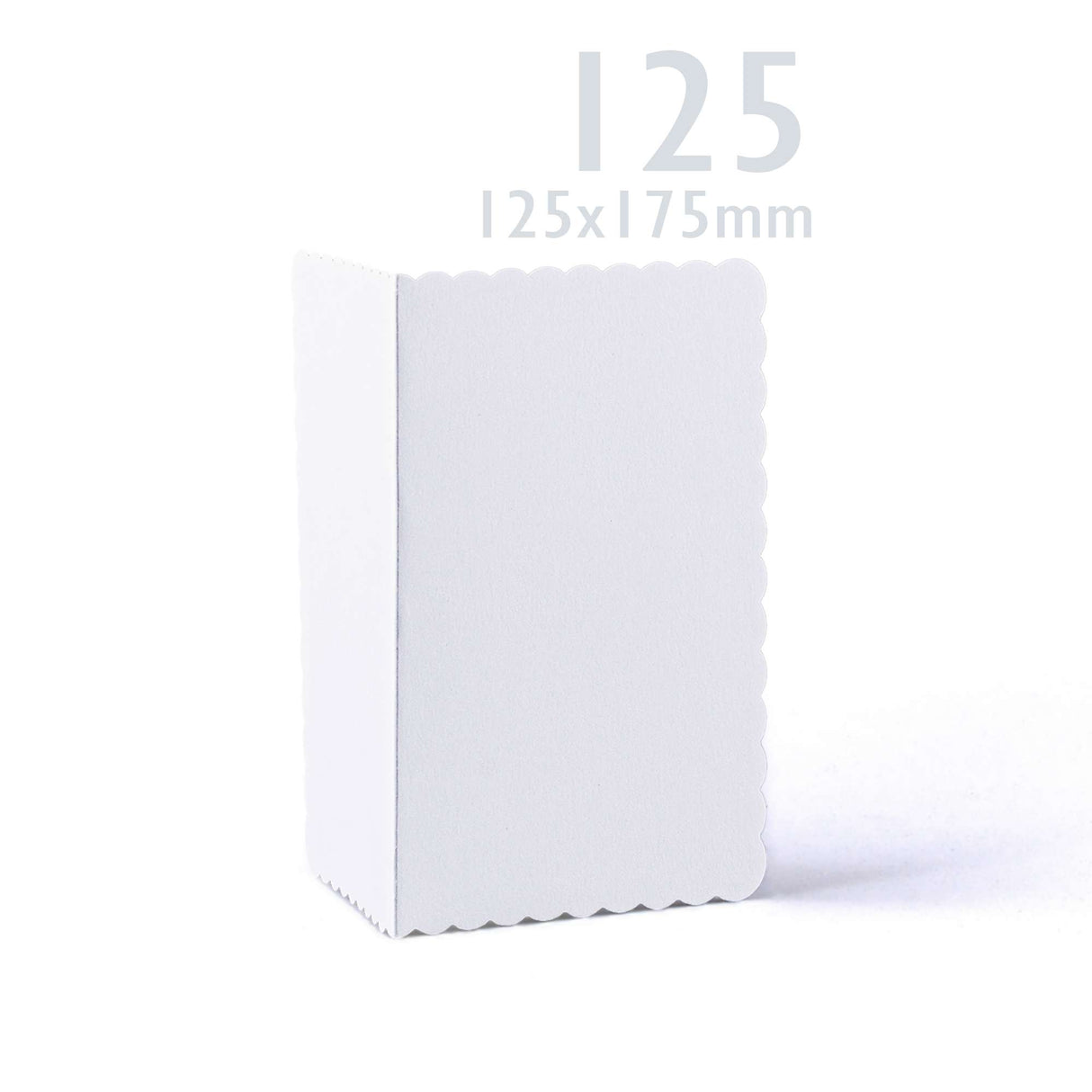 Zestaw białych kartek i kopert z falowanym brzegiem