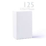 Zestaw białych kartek i kopert z falowanym brzegiem